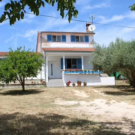 Helena Apartment *